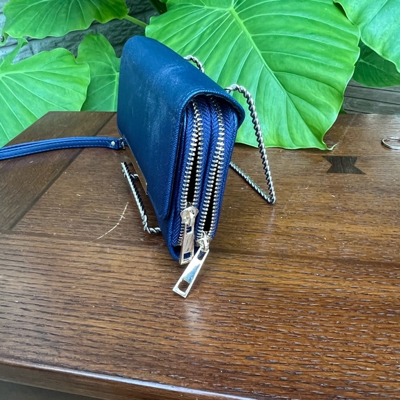 NWT Navy with gold accents, Bi-Fold Clutch Wallet - Picture 3 of 4